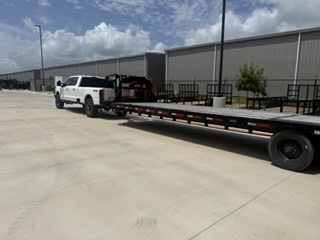 40-foot gooseneck trailer at a distribution warehouse